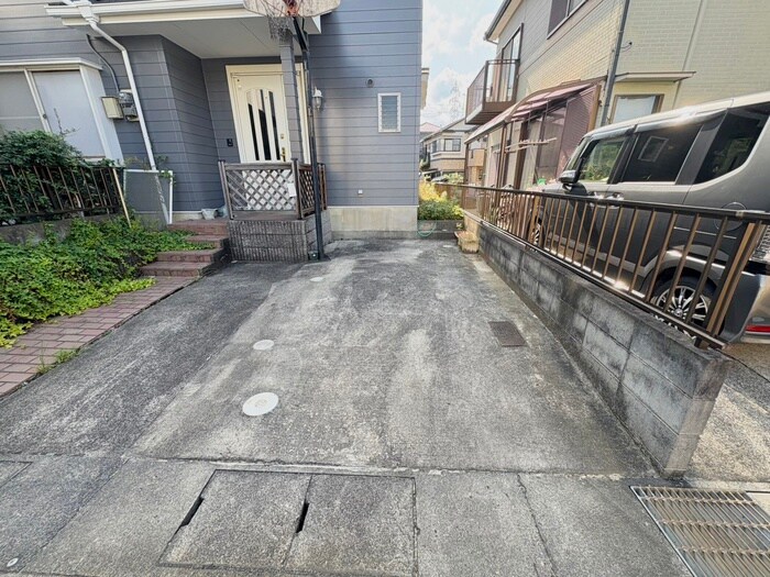 物件外観写真2　(駐車場)