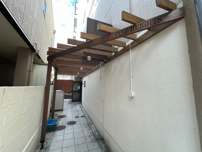 物件外観写真3　(エントランス部分)