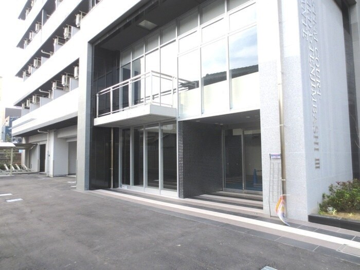 物件外観写真6　(エントランス部分)