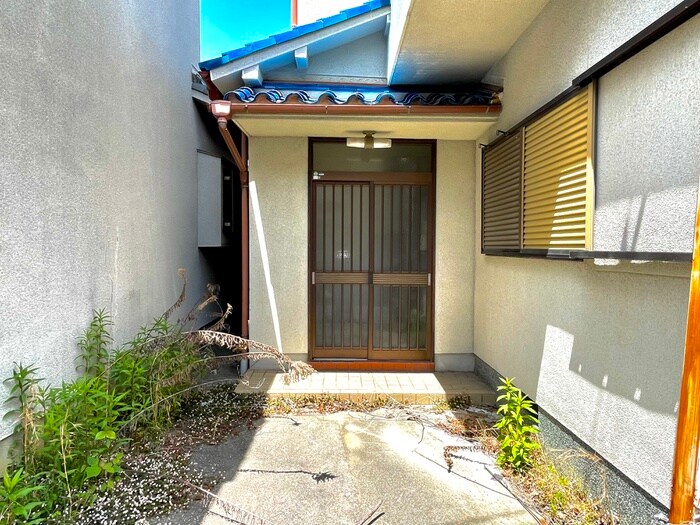 物件外観写真3　(エントランス部分)