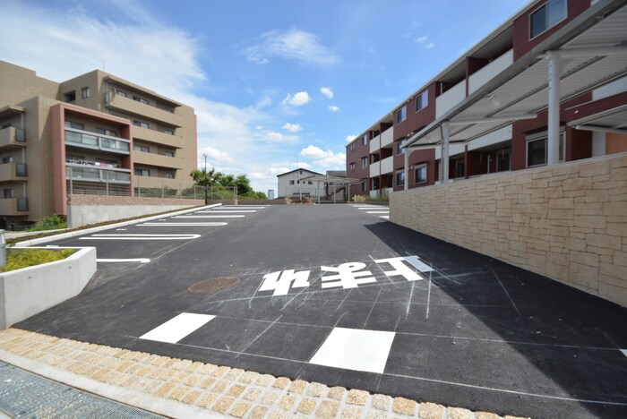 物件外観写真3　(駐車場)