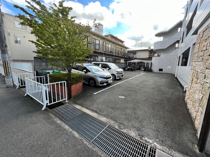 物件外観写真5　(駐車場)