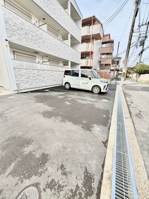 物件外観写真3　(駐車場)