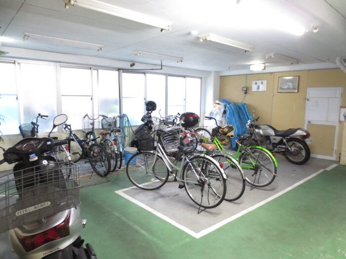 物件外観写真3　(駐輪場)