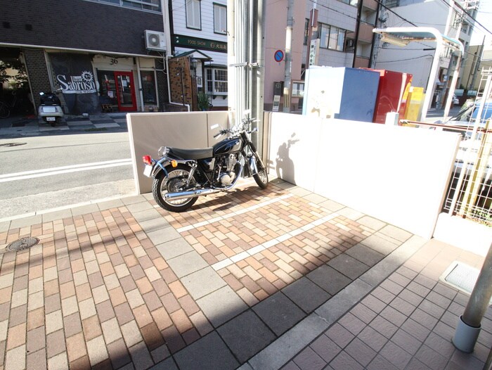 物件外観写真5　(バイク置き場)