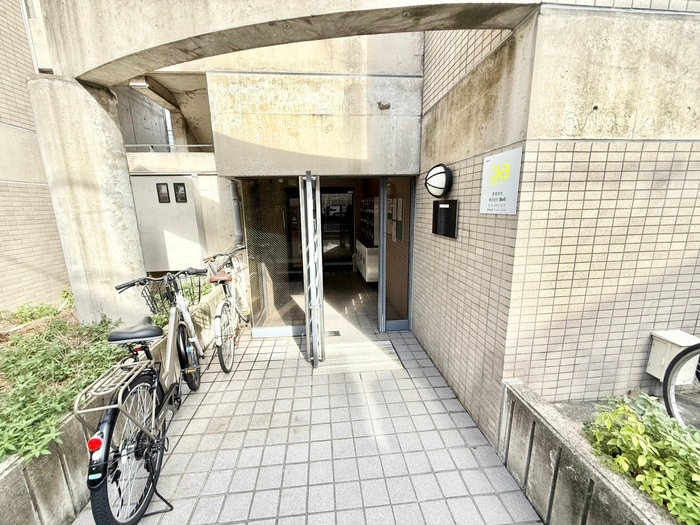 物件外観写真3　(エントランス部分)