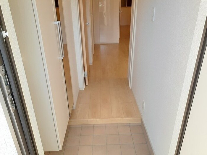 物件内観写真13　(玄関)
