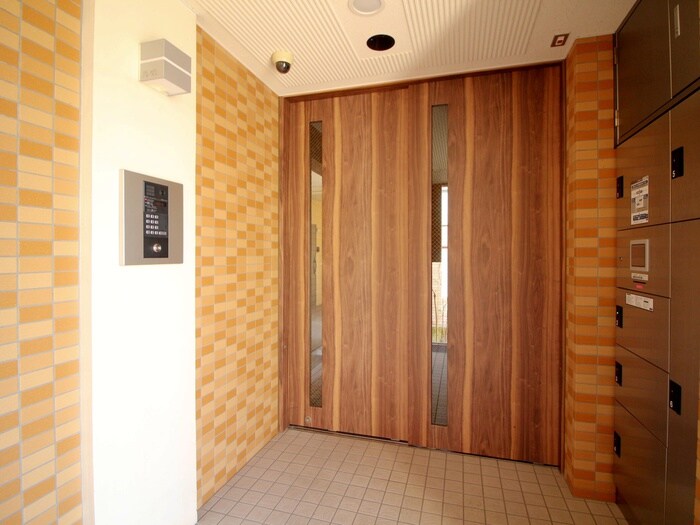 物件外観写真2　(エントランス部分)