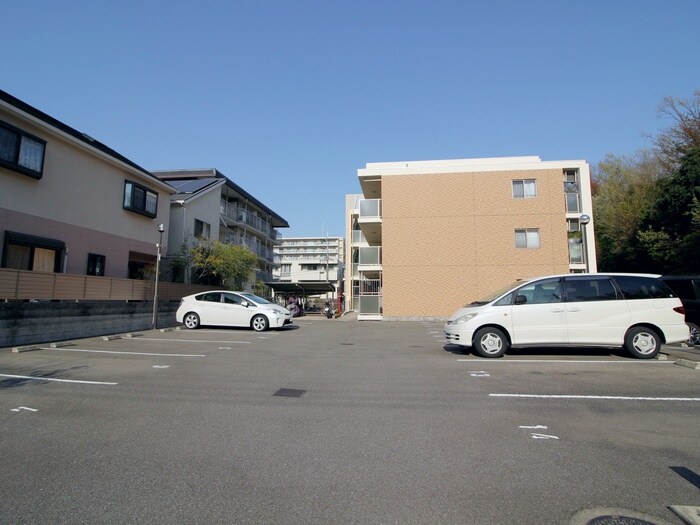 物件外観写真6　(駐車場)