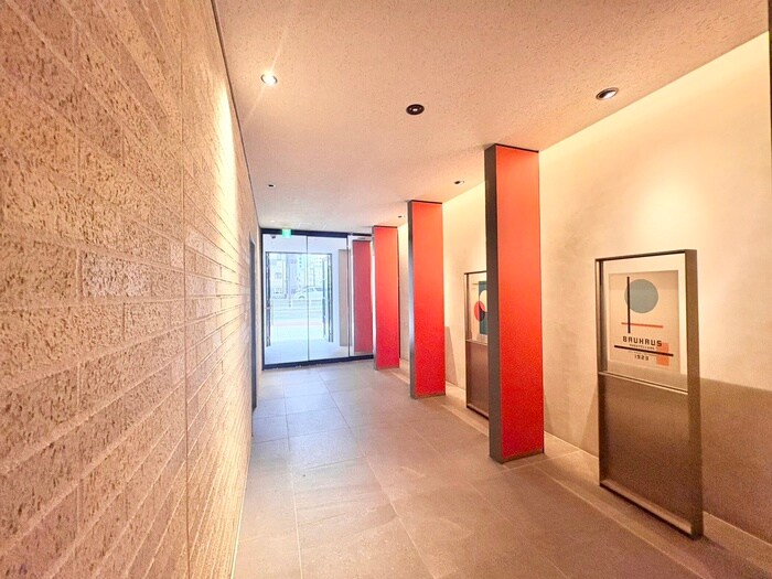 物件外観写真3　(エントランス部分)