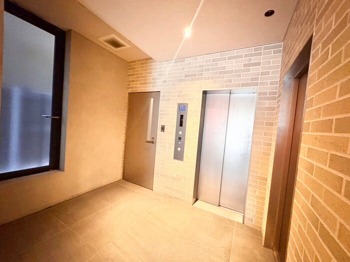 物件外観写真4　(エントランス部分)