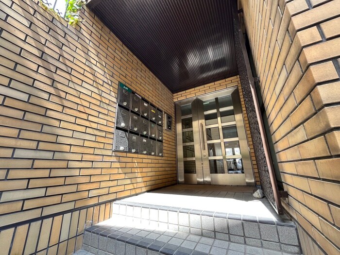 物件外観写真2　(エントランス部分)