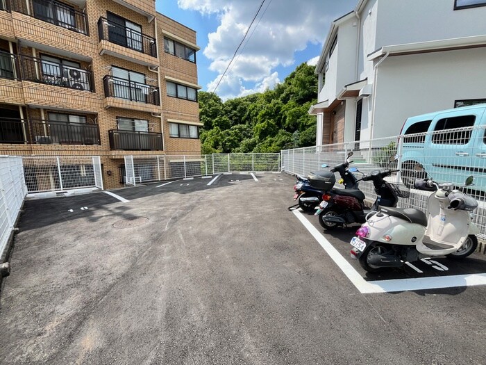 物件外観写真4　(駐車場)