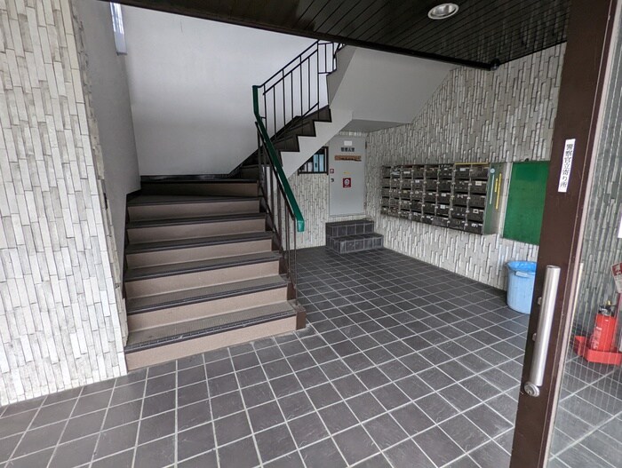 物件外観写真3　(エントランス部分)