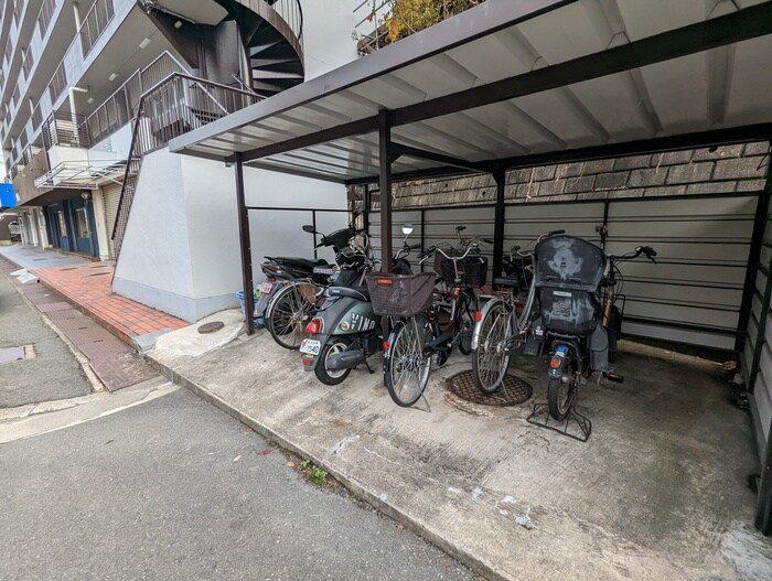 物件外観写真4　(駐輪場)