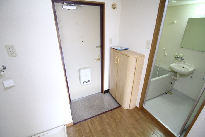 物件内観写真16　(玄関)