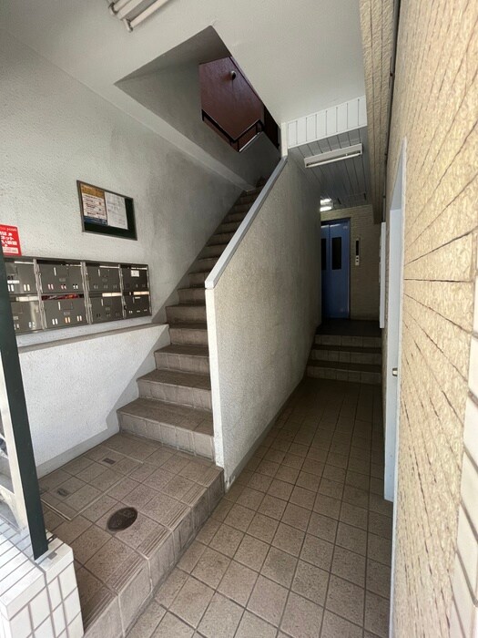 物件外観写真5　(エントランス部分)