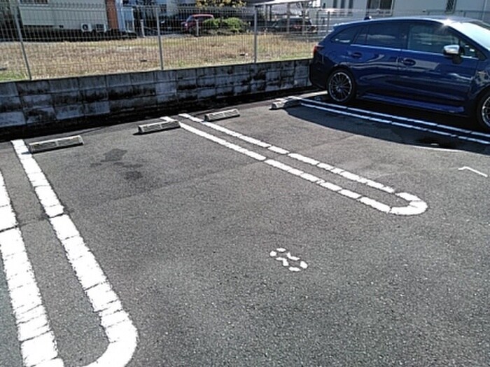 物件外観写真3　(駐車場)