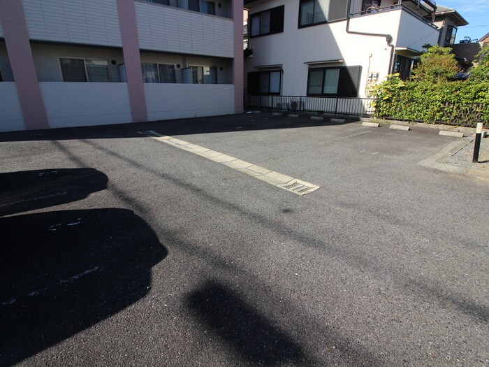 物件外観写真3　(駐車場)