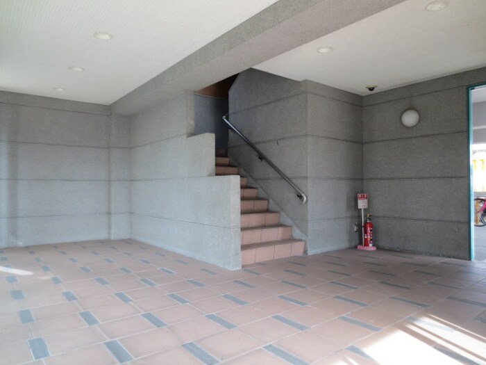 物件外観写真2　(エントランス部分)