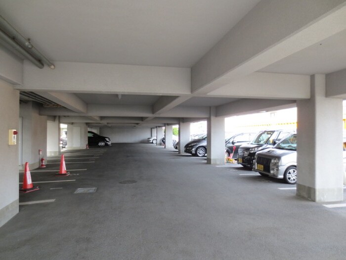 物件外観写真4　(駐車場)