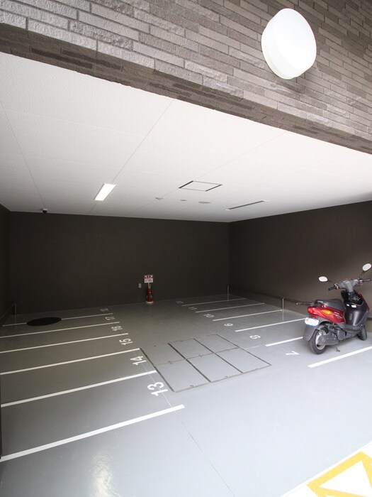 物件外観写真4　(バイク置き場)