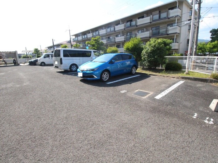物件外観写真4　(駐車場)