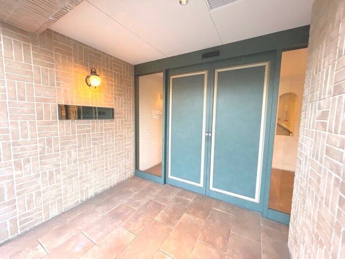 物件外観写真2　(エントランス部分)