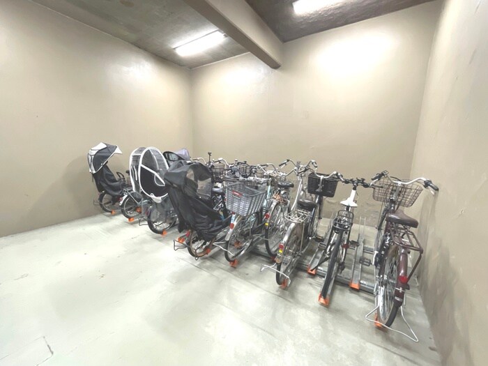 物件外観写真4　(駐輪場)