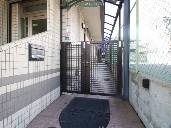 物件外観写真2　(エントランス部分)