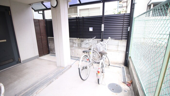 物件外観写真4　(駐輪場)