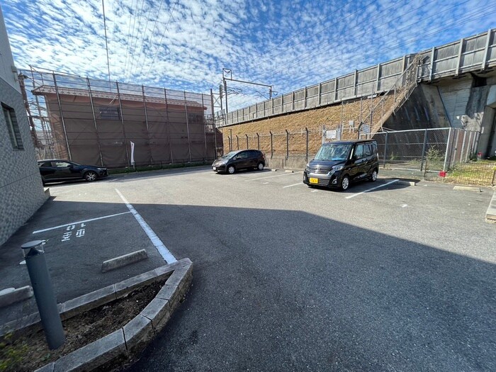 物件外観写真2　(駐車場)