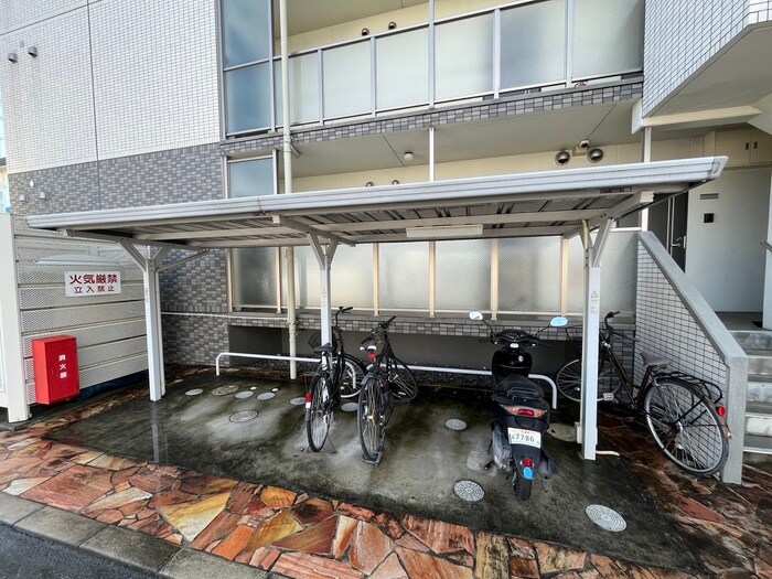 物件外観写真3　(駐輪場)