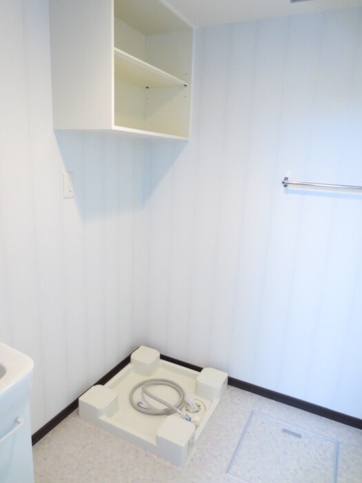 物件内観写真16　(洗濯機置場)