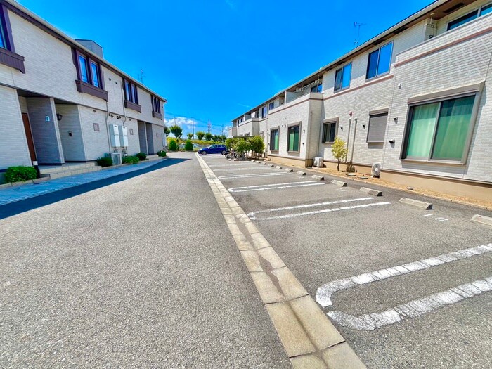 物件外観写真5　(駐車場)