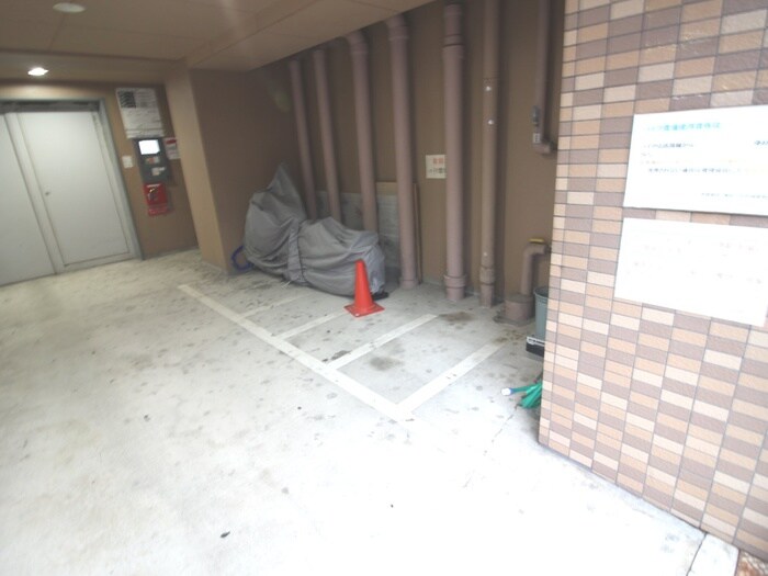 物件外観写真4　(バイク置き場)