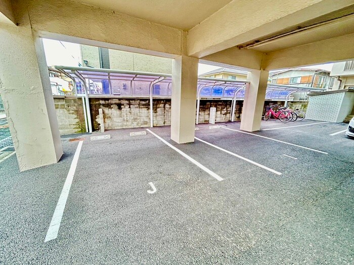 物件外観写真4　(駐車場)