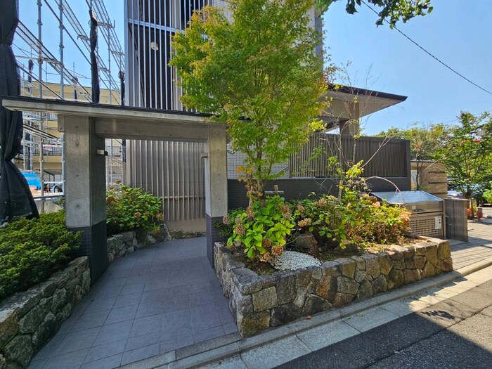 物件外観写真3　(エントランス部分)