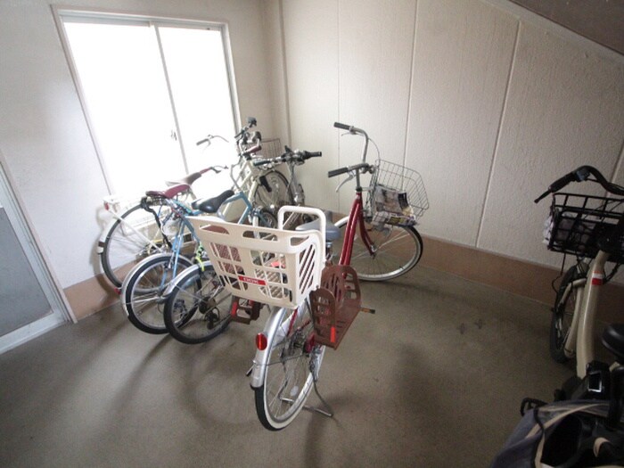 物件外観写真3　(駐輪場)