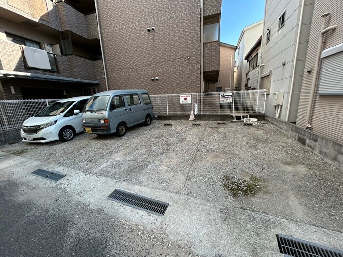 物件外観写真3　(駐車場)