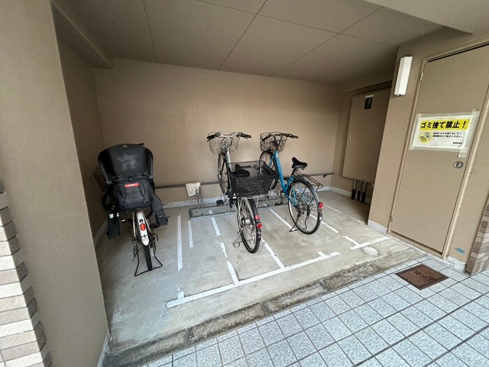 物件外観写真4　(駐輪場)