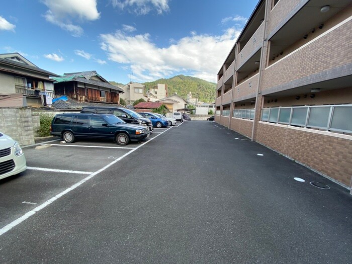 物件外観写真3　(駐車場)