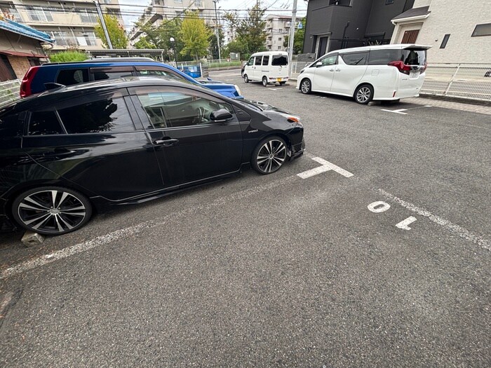 物件外観写真4　(駐車場)