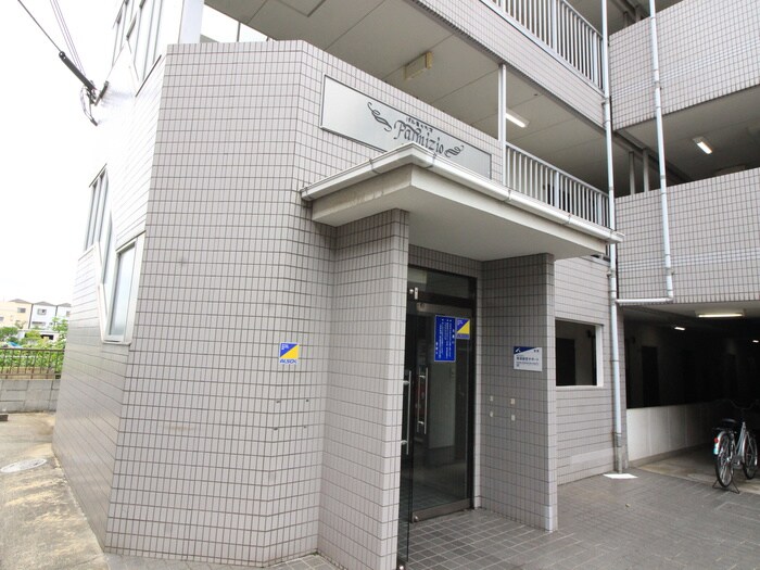 物件外観写真3　(エントランス部分)