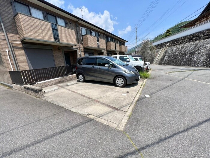 物件外観写真3　(駐車場)