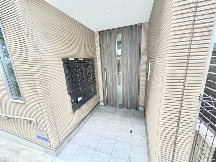 物件外観写真6　(エントランス部分)