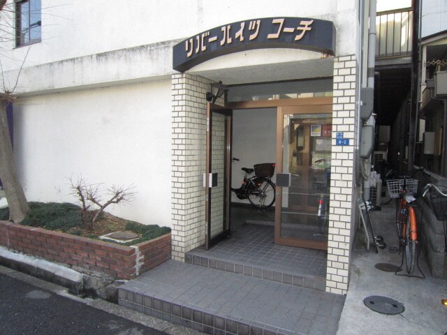 物件外観写真3　(エントランス部分)