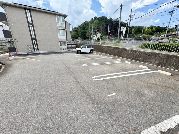 物件外観写真2　(駐車場)