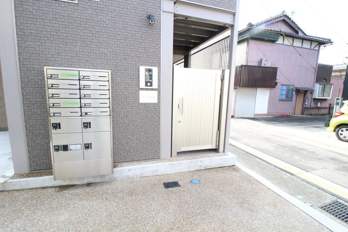 物件外観写真4　(エントランス部分)