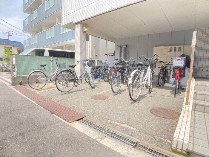 物件外観写真2　(駐輪場)